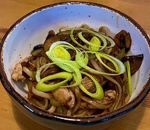 Удон с курицей и грибами
