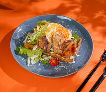 Вафля с цыпленком и пашот