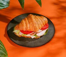Круассан с копченой курицей