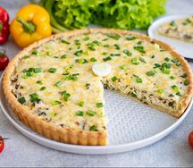 Киш с зелёным луком и яйцом