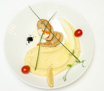 Щучьи котлетки с картофельным пюре и икорным соусом