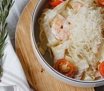 Паста с семгой и креветками