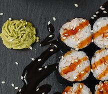 Маки с угрем