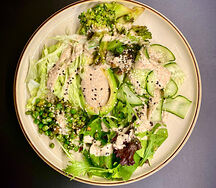 Зеленый салат с авокадо и ореховым соусом