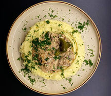 Бефстроганов с картофельным пюре и корнишонами