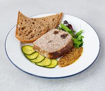 Запеченный террин из кролика с черносливом