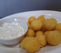 Картофельные шарики с белым соусом