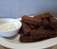 Гренки чесночные с соусом