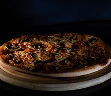 Пицца с куриным филе и грибами