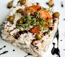 Оливье с говядиной и креветкой