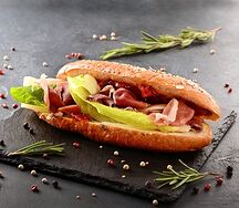 Сэндвич с пармской ветчиной и карамелизированными томатами