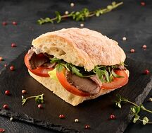 Чиабатта с ростбифом, луковым конфитюром и сыром