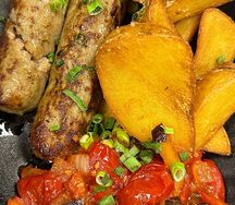 Баварские колбаски с картофелем и острым лечо