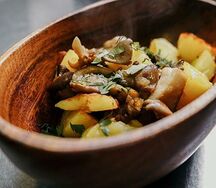 Золотистый картофель с грибами