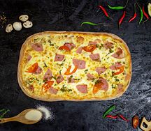 Острая курица с ветчиной полметра
