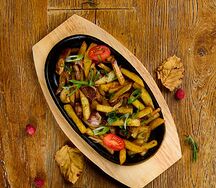 Жареный картофель с лесными грибами