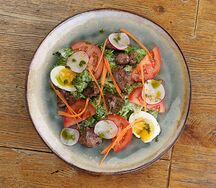 Салат теплый с куриной печенью