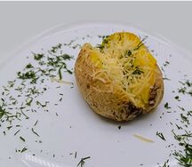Печеный картофель с фермерским сливочным маслом пармезаном