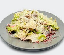 Салат с говяжьим языком, помидорами и сыром