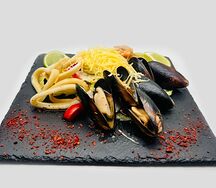 Теплый салат с морепродуктами