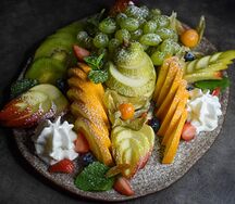 Свежие фрукты с кремом чиз