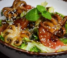 Тёплый салат с осьминожками терияки