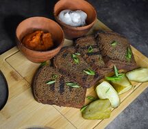 Сало крученое с ржаными тостами