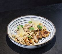 Паста с курицей и вешенками 