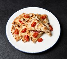 Фокачча с помидорами черри и красным луком