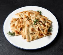 Фокачча с пармезаном и розмарином