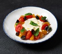 Страчателла с томатами черри и оливками