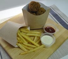 Мясные шарики и картофель фри