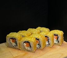 Горячий ролл с лососем 