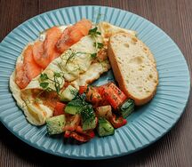 Омлет с творожным сыром и семгой