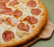 Пицца с ветчиной и сыром 