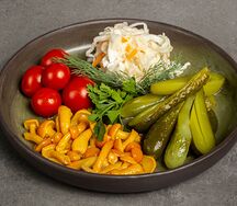 Ассорти из маринованных овощей и грибов