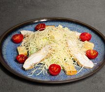 Салат Цезарь с курицей