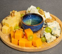 Ассорти из сыров с мёдом
