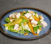 Салат с запеченной индейкой, сыром с голубой плесенью и грушей