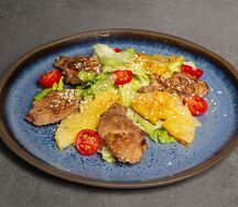 Салат с куриной печенью и карамелизированным ананасом