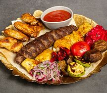 Квартет на мангале из мясных блюд с овощами