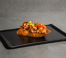 Брускетта с рваной свининой