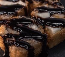 Горячий сладкий ролл с бананом