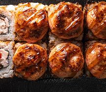 Запеченный ролл с курицей и грибами шийтаки