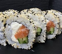 Ролл Лосось в кунжуте с огурцом