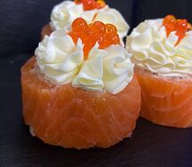 Ролл Филадельфия круг с сыром и икрой