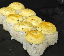 Запеченный ролл с лососем