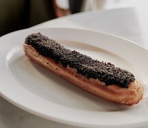 Эклер с маком