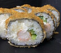 Горячий ролл с лососем и луком