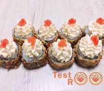 Горячий ролл с лососем и шапкой